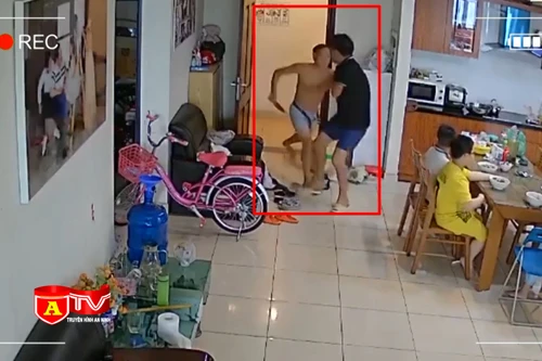 Triệu tập người đàn ông cầm dao xông vào nhà hàng xóm