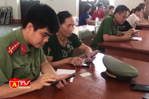 Triển khai đội cơ động thanh niên Công an Thủ đô hỗ trợ nhân dân kích hoạt định danh điện tử