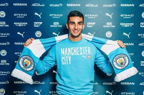 [ẢNH] Tài năng trẻ sáng giá nhất Tây Ban Nha chính thức gia nhập Man City