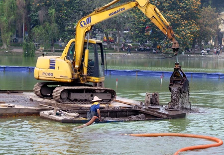 Làm sạch Hồ Gươm: Bàn tiến, đừng bàn lùi