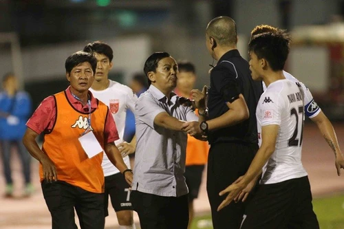 TP.HCM - Long An 5-2: Trò hề trên sân Thống Nhất