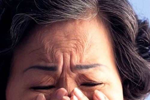 Vợ chồng con trai út, hè nhau bạo hành mẹ già 68 tuổi