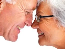 Ông lão 77 tuổi tủng "chiêu" thuyết phục vợ cho qua lại với "bồ nhí"