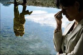 Dựng màn kịch ghen tuông, chồng dùng dây điện siết cổ vợ