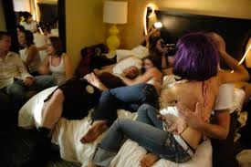 Hệ luỵ bầy đàn của nữ sinh yêu sớm