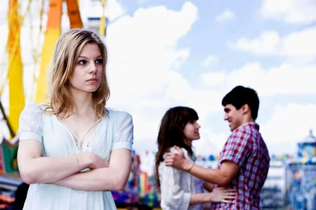 Tôi nên giành lấy anh hay nhường cho em gái?