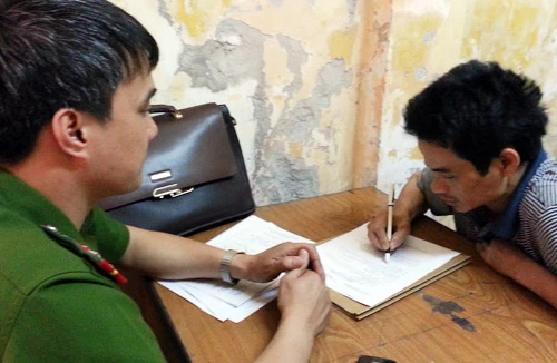 Bệnh hoạn đâm vợ 10 nhát giữa chợ Long Biên rồi leo lẻo biện hộ