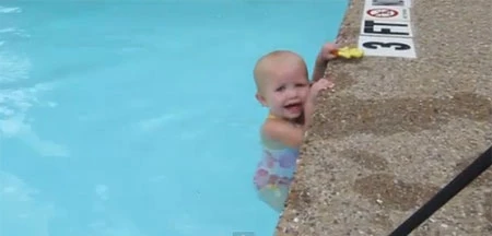 Ngộ nghĩnh bé 16 tháng tuổi tự tin bơi như cá