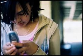 Nữ sinh lớp 9 nhắn tin cho thầy: ..nhớ mua "áo mưa"