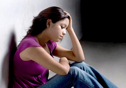 Bị cha dượng quấy rối - em có nên chia sẻ với mẹ?