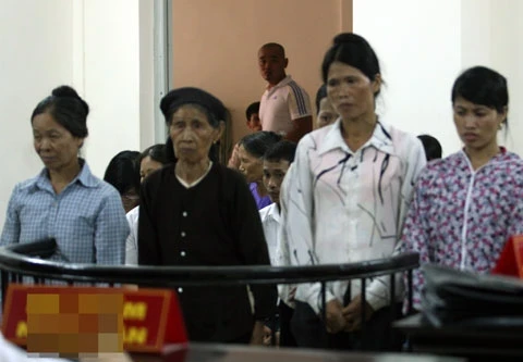 Con trai bất hiếu quyết đẩy mẹ già 81 tuổi vào tù cho hả dạ