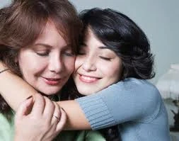 Mẹ già còng lưng cõng cháu, con trẻ khỏe