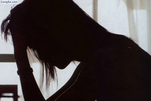 Mẹ chồng ngủ giường với con trai, con dâu có thai nằm đất