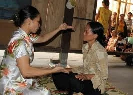 Cô đồng chữa bệnh bằng... tát tai