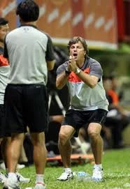 Lý giải chuyện HLV Falko Goetz... vái sống các trợ lý