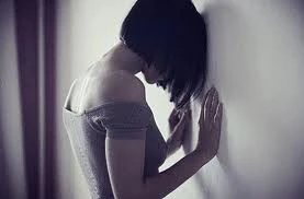 Bị thấy bói chiếm đoạt vì muốn "đuổi tà" cho mẹ