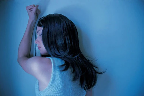 Em tay trắng, ôm bầu trong uất hận