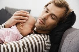 Vợ chết vì cố sinh con trai, chồng "gà trống nuôi con"