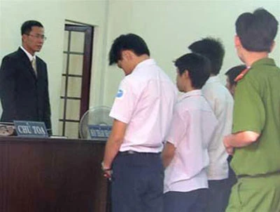 Tội phạm tuổi teen mếu máo khóc vì nhớ mẹ