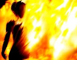 Tưới xăng đốt vợ vì cơn ghen được "hỗ trợ" bởi... ma men