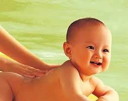 "Khát" cháu, mẹ chồng giả điên gây sức ép lên con dâu