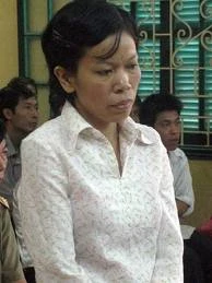 Chồng cuồng ghen nhốt vợ vào... chuồng chó