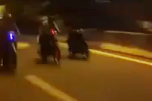 Xem cảnh "quái xế" nằm rạp trên yên xe, vít ga hết cỡ