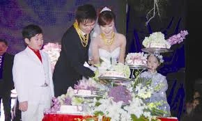 Chuyện khoe vàng, phơi của, của những ông bố, bà mẹ hám danh