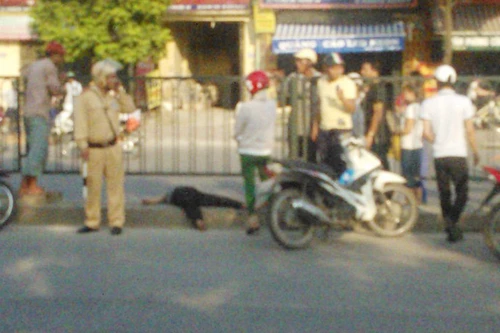 Nam thanh niên gặp nạn nằm bất động vắt ngang dải phân cách