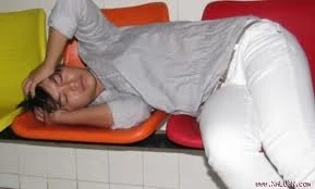 Đánh nứt sọ đồng nghiệp bằng ghế sắt