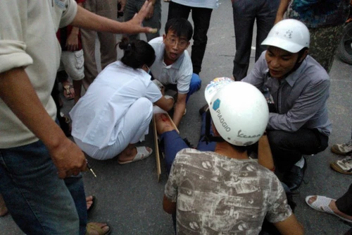 Đi xe ngược chiều bị “tông” gãy chân