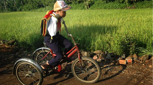 Đôi chân kì diệu của cậu bé “chim cánh cụt”