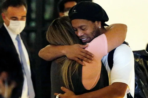 [ẢNH] Ronaldinho ôm cô gái bí ẩn sau khi ra khỏi tù