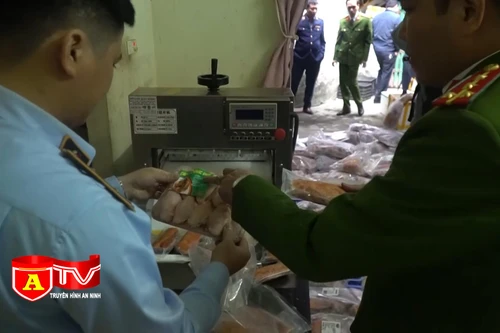 Phát hiện gần 1,2 tấn ức vịt, cánh gà đông lạnh không rõ nguồn gốc