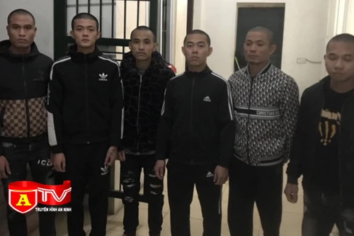 Bảo vệ bạn gái là nhân viên quán karaoke, 2 nhóm thanh niên hỗn chiến