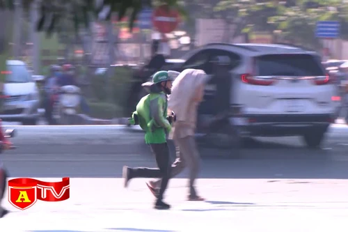 Bất chấp nguy hiểm về an toàn giao thông, nhà xe vô tư đón trả khách trái phép