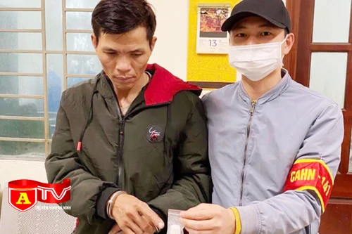 Vây bắt đối tượng tàng trữ ma túy tại chợ Long Biên