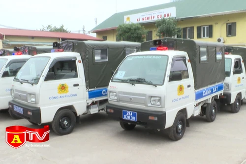 Bàn giao 22 ô tô cho Công an các phường thuộc quận Hai Bà Trưng
