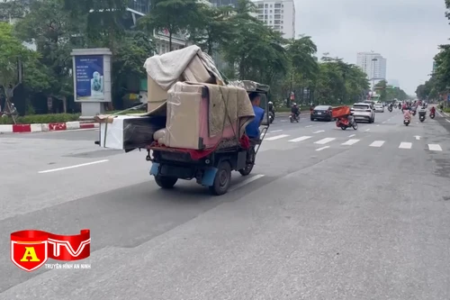 Nguy hiểm tình trạng xe ba gác chở hàng trên đường phố
