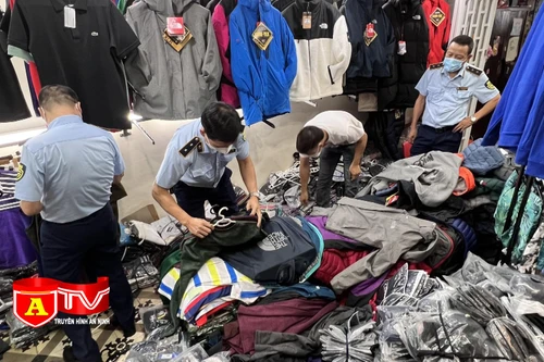 Hà Nội: Thu giữ hàng trăm sản phẩm quần áo giả mạo nhãn hiệu