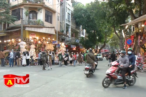 Phố Hàng Mã tấp nập, rực rỡ trước thềm Giáng sinh