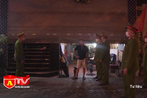 Phạt 100 triệu đồng quán karaoke, vũ trường cho khách múa thoát y