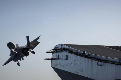 Khoảnh khắc F-35B Anh lao xuống biển phá vỡ thuyết âm mưu ‘bị rơi do đuổi theo Su-30 Nga’
