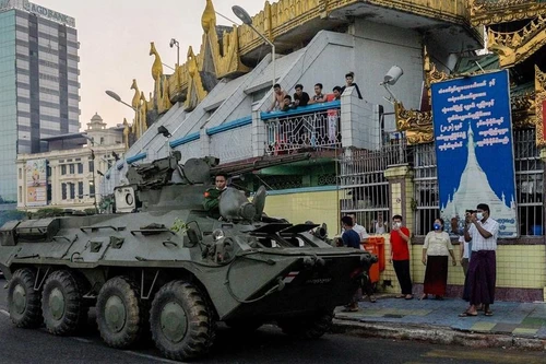 [ẢNH] Bất ngờ với loại xe bọc thép Myanmar vừa triển khai trên đường phố