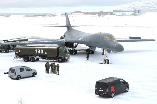 [ẢNH] B-1B Mỹ hạ cánh trên tuyết trắng, bước đi thách thức Mỹ gửi tới Nga tại Bắc Cực?