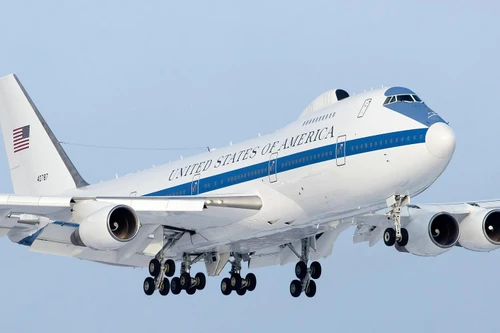 [ẢNH] 'Máy bay ngày tận thế' Mỹ cất cánh trong lúc người biểu tình chiếm đồi Capitol