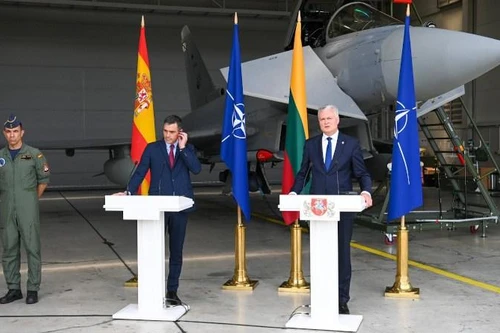 [ẢNH] 'Kiếm sĩ' Su-24M 'đại náo' họp báo của nguyên thủ thành viên NATO