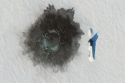 [ẢNH] Tàu ngầm nguyên tử Nga khoét băng Bắc Cực để bắn tên lửa