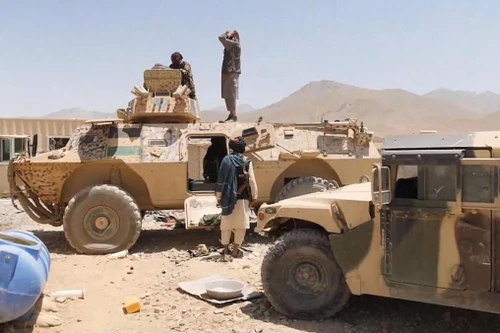 [Info] Lính Afghanistan giao nộp xe bọc thép cực mạnh từ Mỹ cho Taliban