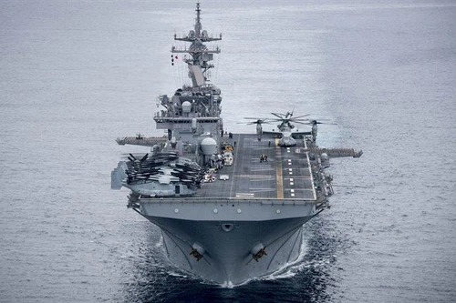 Tàu đổ bộ tấn công cực mạnh của Mỹ bị trực thăng Iran áp sát